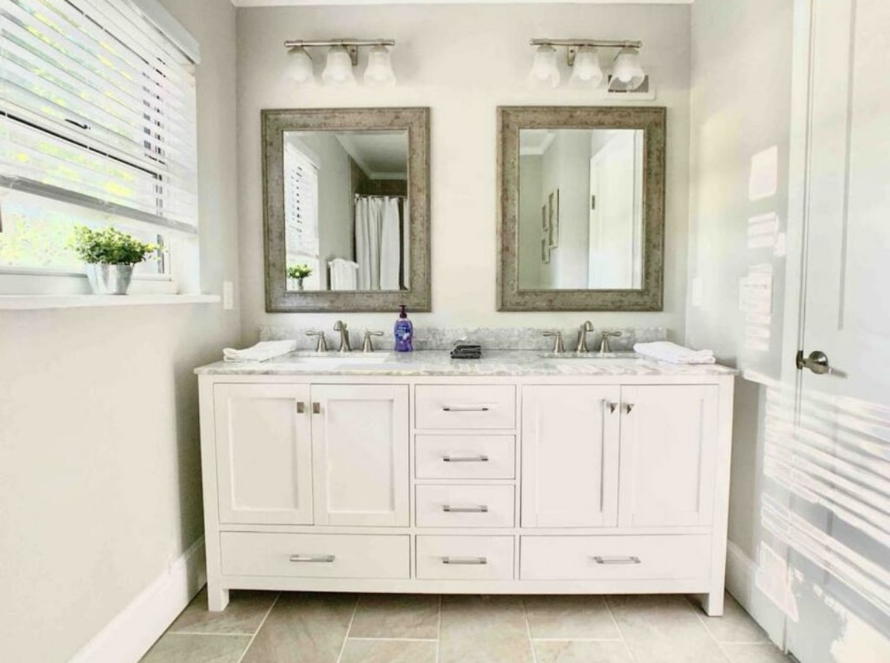 Double vanity sink area